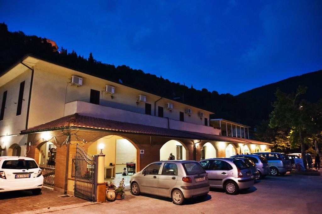 Albergo Magrini Della Genga Дженга Экстерьер фото