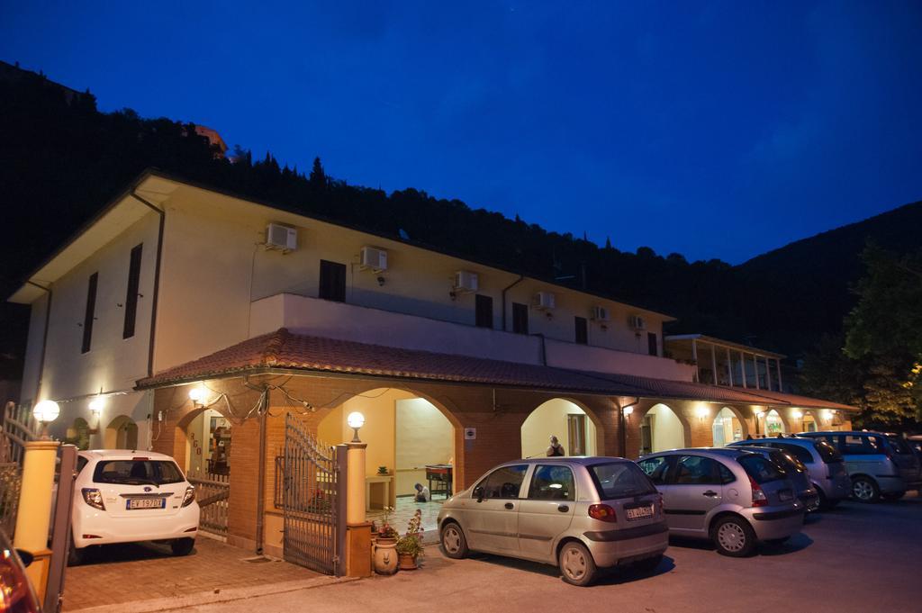 Albergo Magrini Della Genga Дженга Экстерьер фото